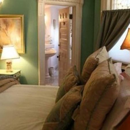 M&M Victorian Bed And Breakfast Marinette Екстер'єр фото