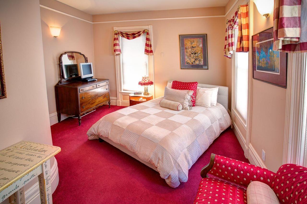 M&M Victorian Bed And Breakfast Marinette Екстер'єр фото