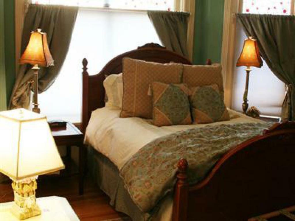M&M Victorian Bed And Breakfast Marinette Екстер'єр фото