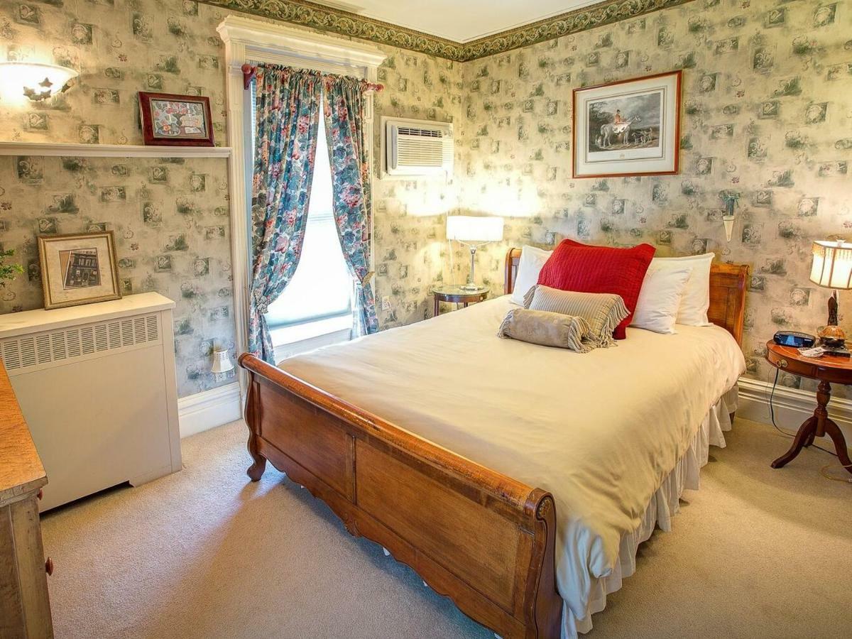 M&M Victorian Bed And Breakfast Marinette Екстер'єр фото