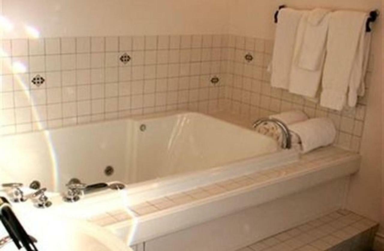 M&M Victorian Bed And Breakfast Marinette Екстер'єр фото