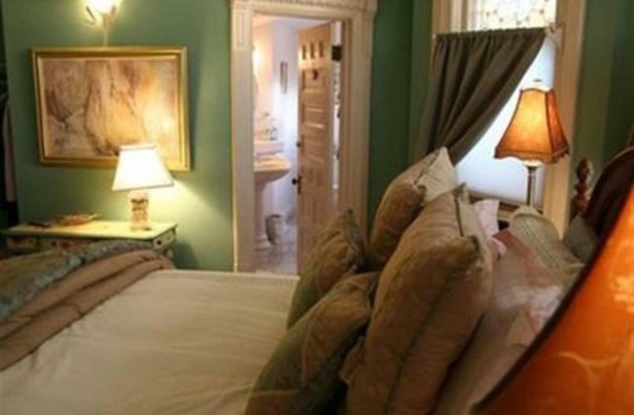 M&M Victorian Bed And Breakfast Marinette Екстер'єр фото