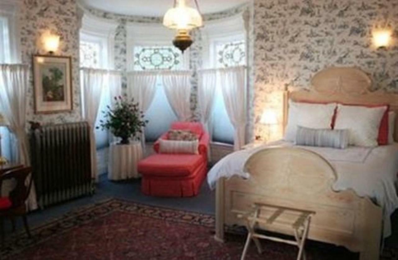 M&M Victorian Bed And Breakfast Marinette Екстер'єр фото