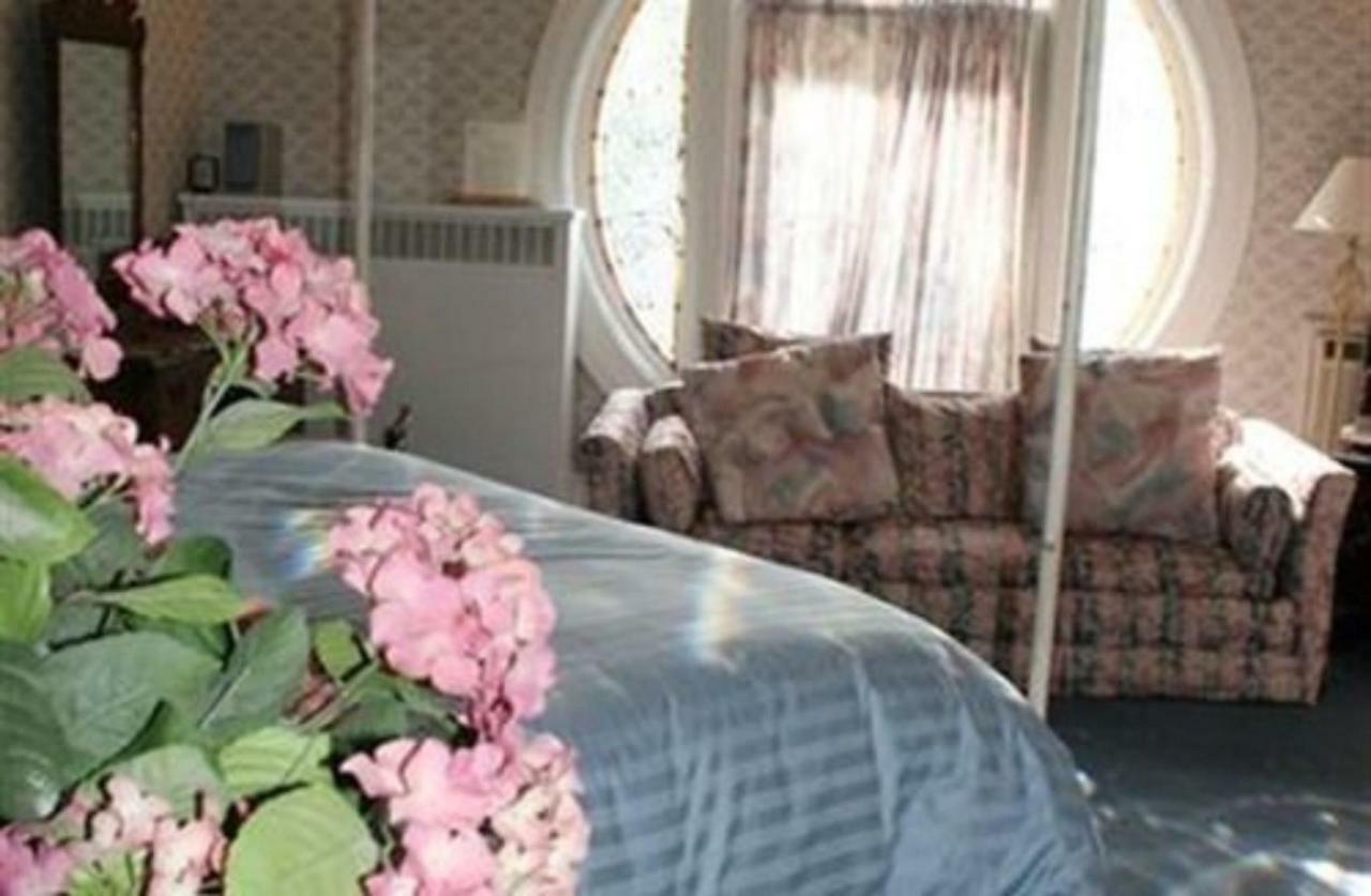 M&M Victorian Bed And Breakfast Marinette Екстер'єр фото