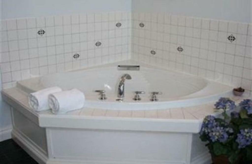 M&M Victorian Bed And Breakfast Marinette Екстер'єр фото